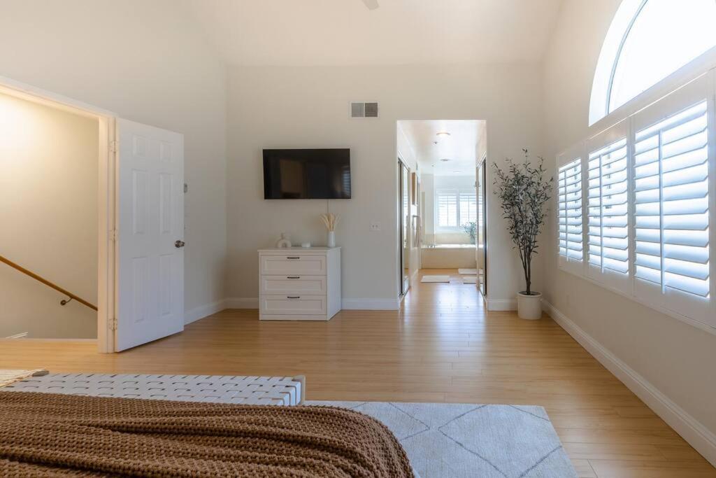 Hilltop With Private Pool And Los Angeles
